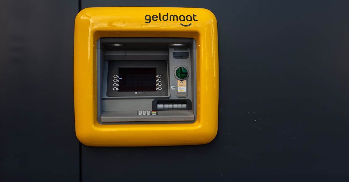 Bankomat na ulicy w polskim mieście — symbol wypłat gotówki poza oddziałem