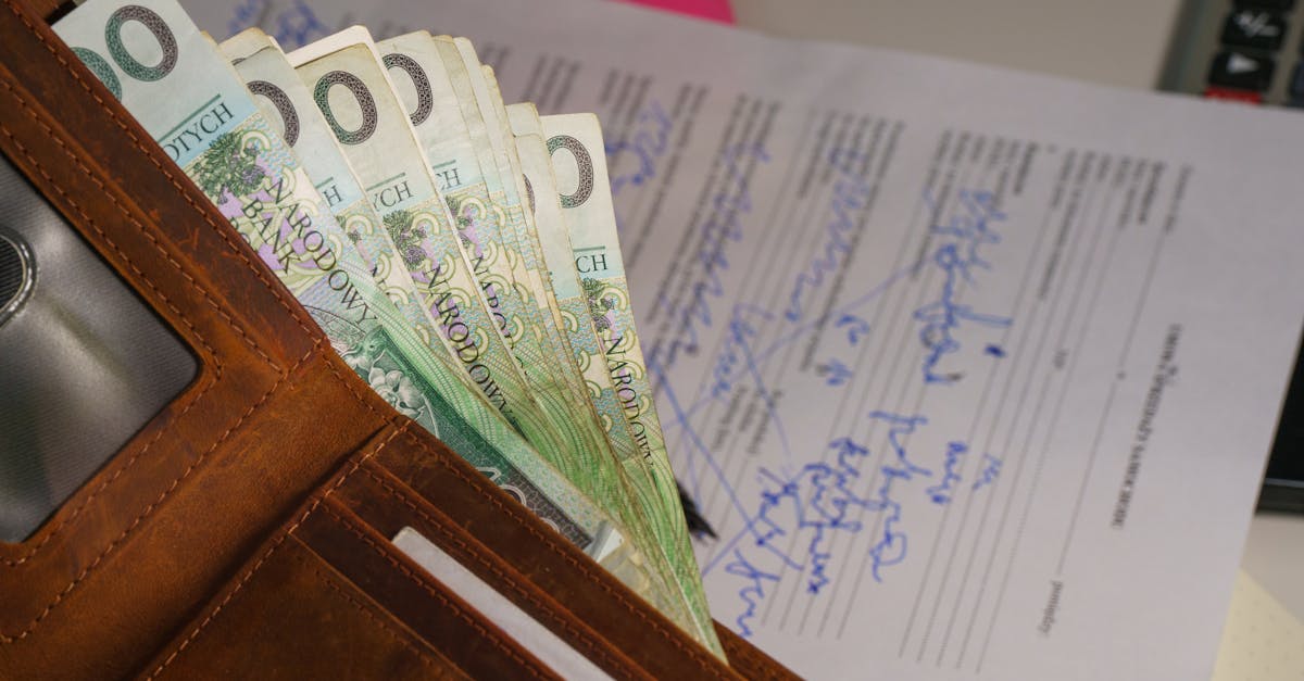 Wnętrze oddziału banku z ladami i stanowiskami obsługi klienta