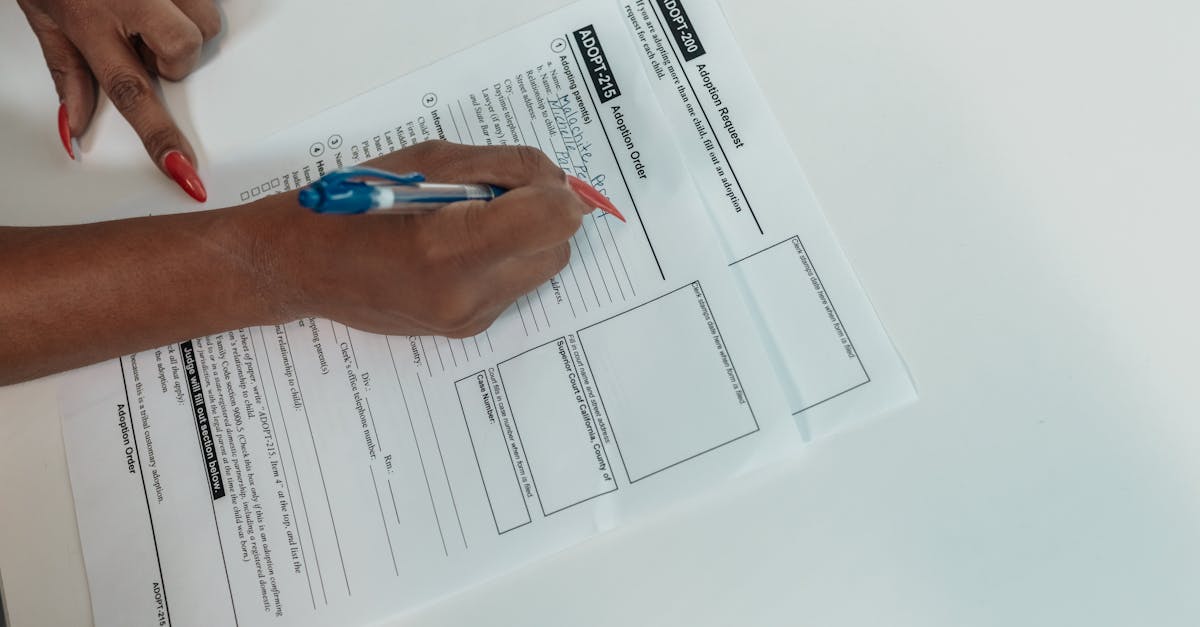 Osoba wypełniająca pisemny formularz reklamacji w banku